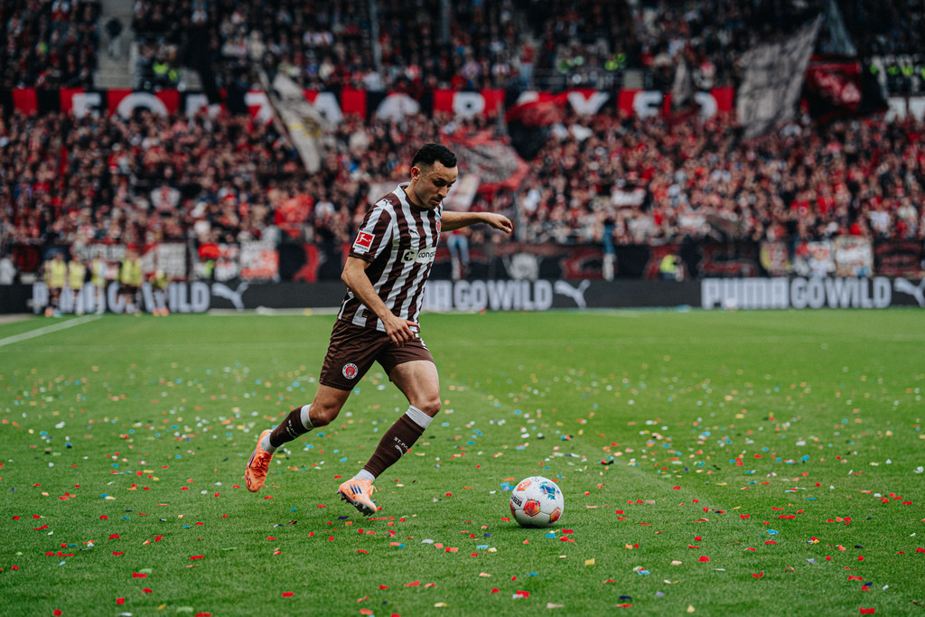 FCS07886 | Der offizielle Shop für FC St. Pauli Fotos. Wähle aus Spielszenen & Fanmomenten dein FCSP Wunschformat. Wir liefern Millerntor-Atmosphäre.