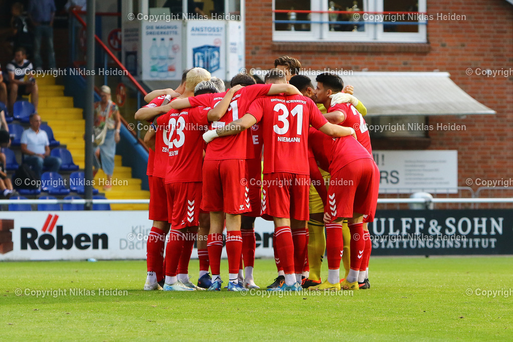 NH_FCEintrachtNorderstedt_HamburgerSVU21_RegionalligaNord_04092024 | Teamkreis vor dem Anpfiff beim FC Eintracht Norderstedt.Fußball I Herren I Regionalliga Nord I Saison 2024-2025 I 7. Spieltag I FC Eintracht Norderstedt - Hamburger SV U21 I 04.09.2024 I Edmund-Plambeck-Stadion