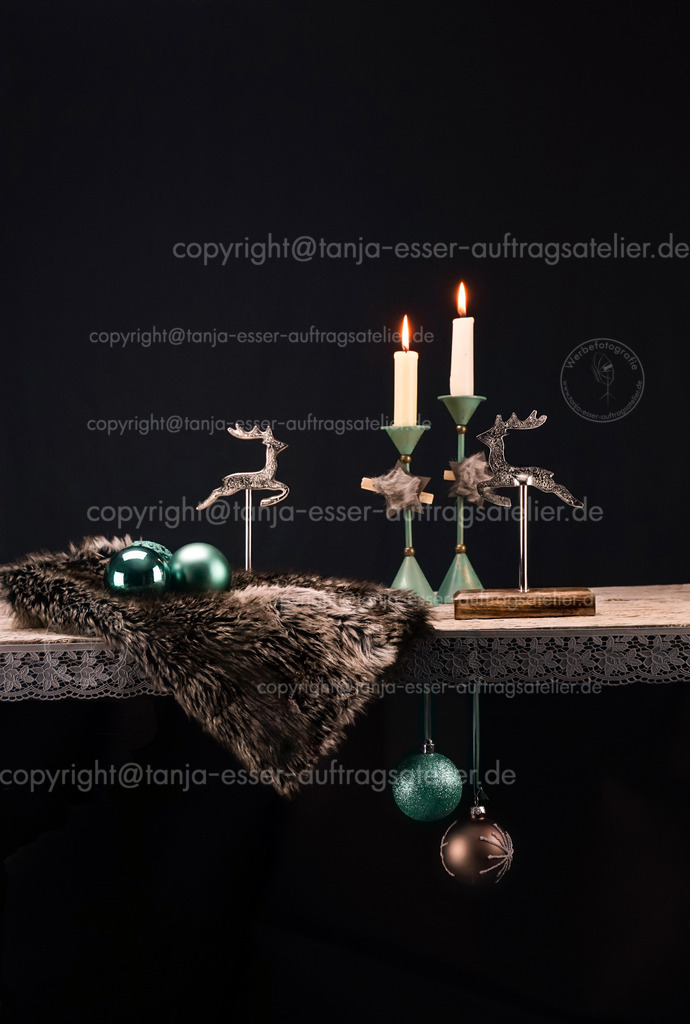 Atmospheric Christmas decoration with fur | Weihnachtsdekorationselemente in warmen Türkistönen vor dunklem Hintergrund. Neben Türkis sorgen Dunkelbraun, Holz, Fell und Altsilber für eine weihnachtliche Atmosphäre.          