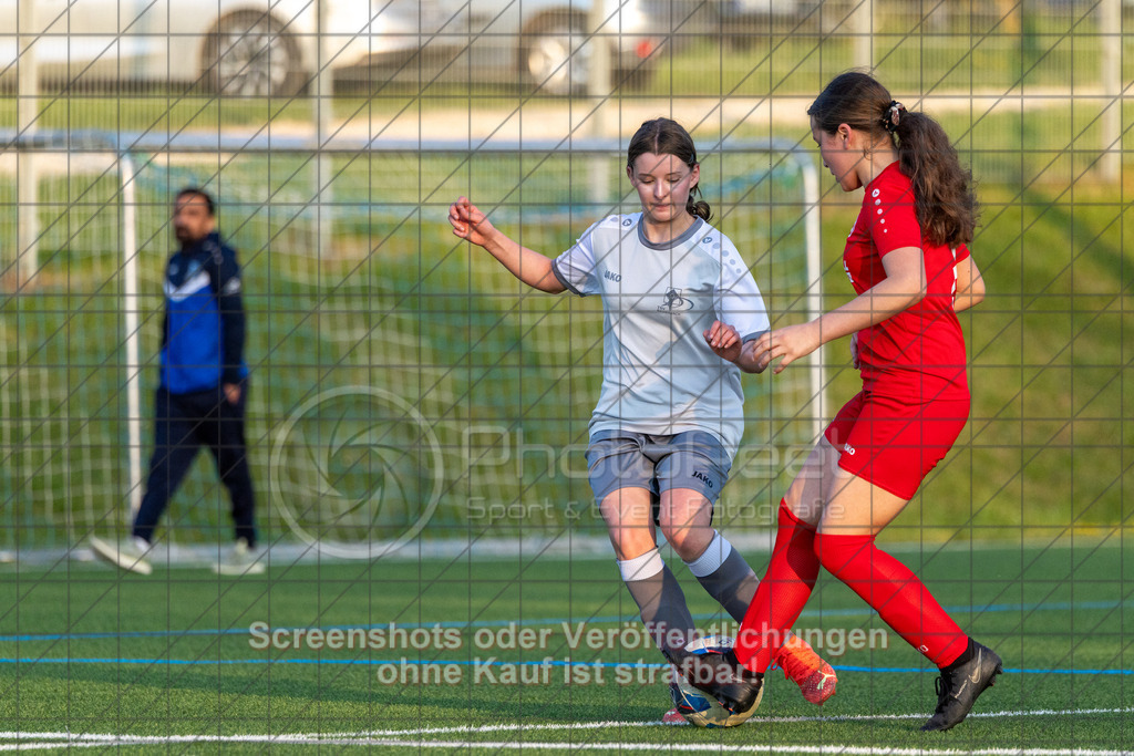 20260508_195207_0486_(c)_by_PhotoPeet | #,TSV Eschenbach (hell) vs. TSV Weilheim (rot), Fußball, C-Juniorinnen Kreisstaffel 2, Bezirk Neckar/Fils, 07.Spieltag,  Saison 2025/2026, Kunstrasenplatz, Schlater Straße, 73107 Eschenbach, 08.05.2026 - 18:30 Uhr,Foto: PhotoPeet / Sport- &amp; Eventfotografie / Peter Harich