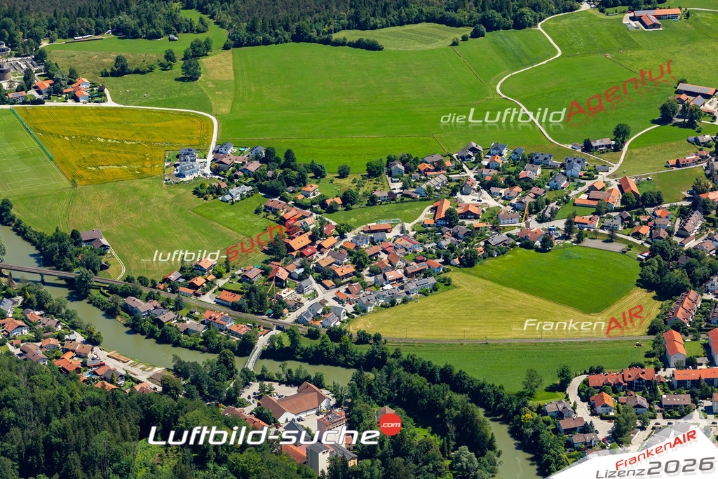 Die Luftaufnahme Weidach - Wolfratshausen wurde 2022 vom Flugzeug aus (keine Drohne) erstellt. Hohe Auflösung -für große Poster und Wandbilder geeignet - Garantiert!