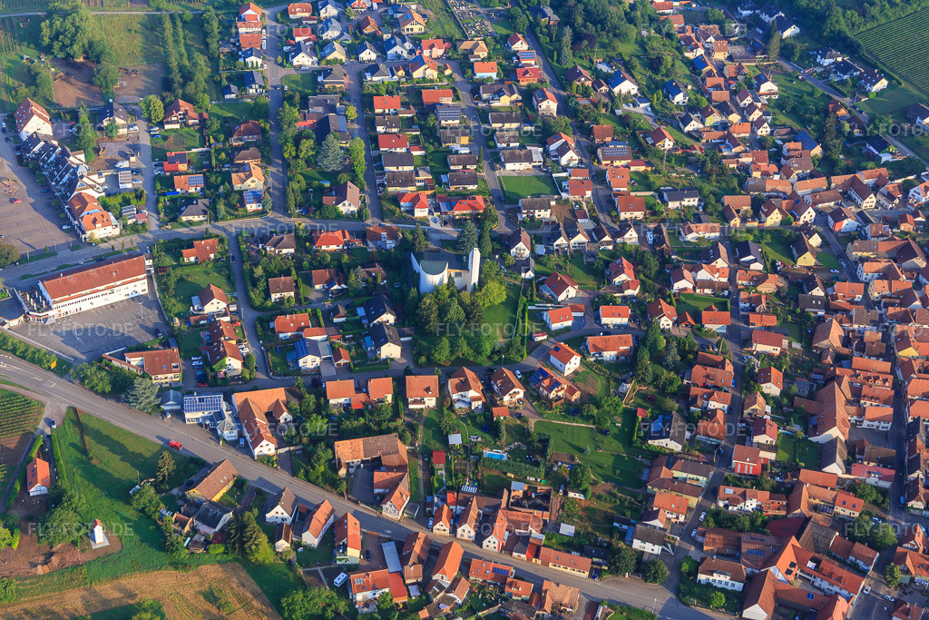 Luftbild: Winzerdorf aus Osten im Ortsteil Rechtenbach in Schweigen-Rechtenbach im Bundesland Rheinland-Pfalz in Deutschland. Foto: IMG_107840.jpg vom 10.06.2018 durch Werner Riehm/FLY-FOTO.de