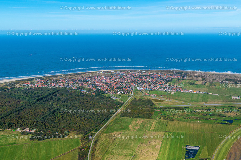 Langeoog_ELS_6225091022 | LANGEOOG 09.10.2022 Ortsansicht an der Meeres-Küste der Nordsee in Langeoog auf der Insel Langeoog im Bundesland Niedersachsen, Deutschland. // Town view on the sea coast of the North Sea in Langeoog on the island of Langeoog in the state Lower Saxony, Germany. Foto: Martin Elsen