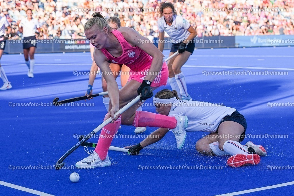 xydrx09082504017 | 09.08.2025, xydrx, Frauen EuroHockey Championship 2025, Gruppenphase, Gruppe a, Deutschland - Frankreich, Sparkassenpark Mönchengladbach: Marie-Alice Pelletier Rimbert (FRA #6) im Zweikampf gegen Lilly Stoffelsma (GER #18)