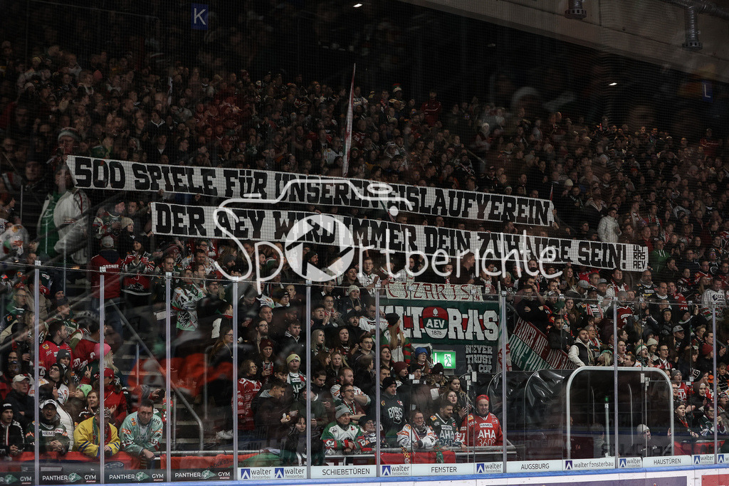 Augsburger Panther - EHC RB München | Die Fans der Panther bedanken sich auch bei Thomas Jordan TREVELYAN (AEV #24) fuer 500 Spiele im Trikot des AEV / Ultras