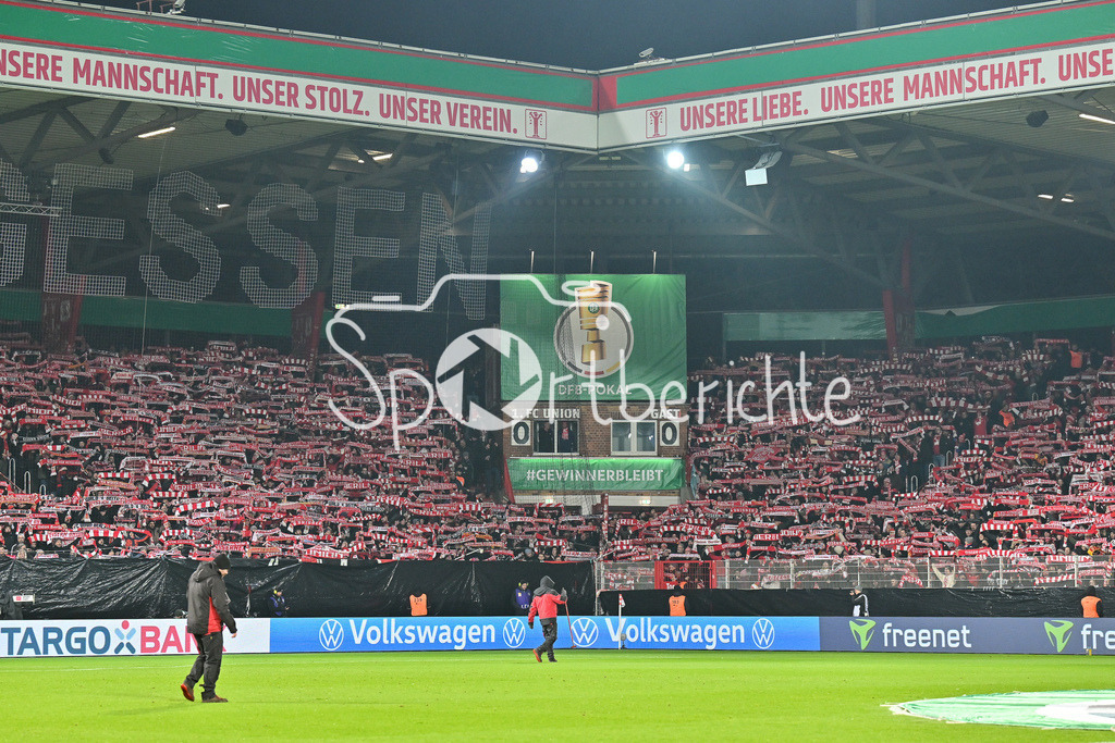 1. FC Union Berlin - FC Bayern München | BERLIN, GERMANY - 03. DECEMBER: im Bild die alte Anzeigetafel im Stadion an der alten Försterei während dem Match zwischen dem 1. FC Union Berlin und dem FC Bayern München beim Achtelfinale des DFB-Pokales im Stadion an der alten Försterei