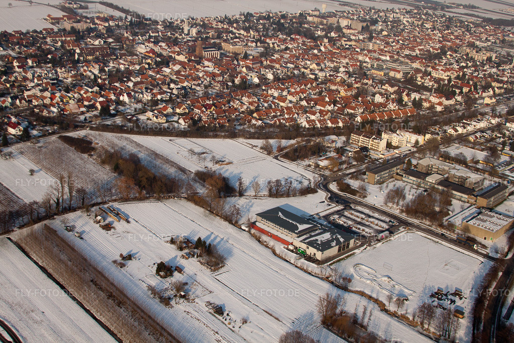 Luftbild: Stadtansicht mit Bahnlinie von Südwesten im Winter bei Schnee in Kandel im Bundesland Rheinland-Pfalz in Deutschland. Foto: IMG_24374.jpg vom 16.02.2010 durch Werner Riehm/FLY-FOTO.de