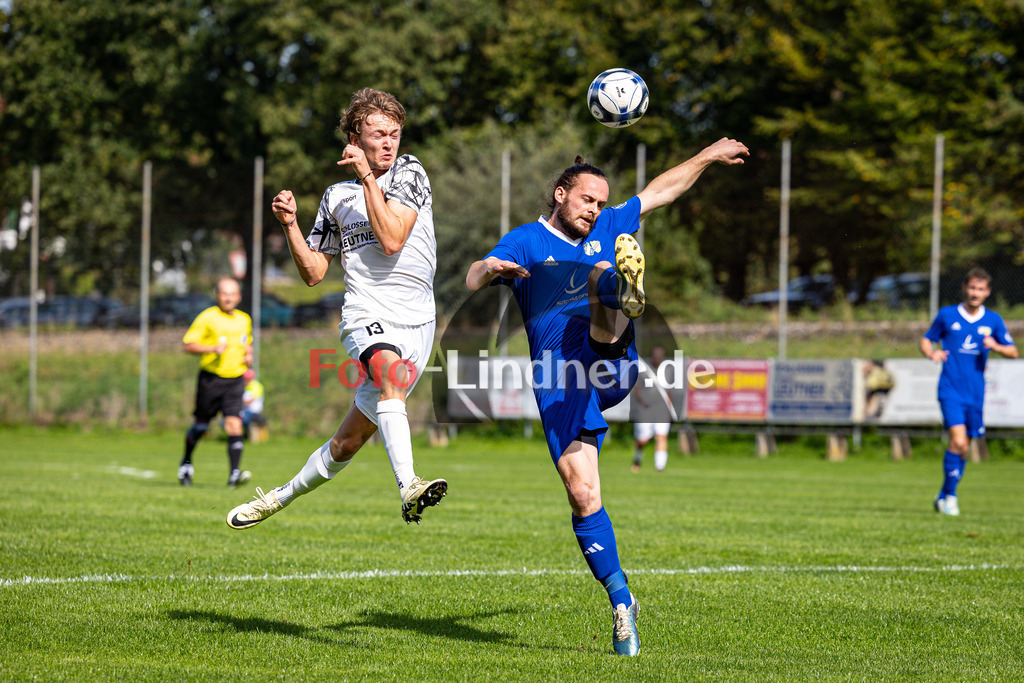 SV Unterhausen gegen SG SV Eberfing/SV Söchering | Fußball A-Klasse Herren Oberbayern Zugspitze Gruppe 5 8. Spieltag, SV Unterhausen gegen SG SV Eberfing/SV Söchering, 20240922,Duell zwischen Benedikt RETSCHY (SV Unterhausen 13) und Louis MAYET (SG SV Eberfing/SV Söchering 2),2024-09-22 in Unterhausen (Sportplatz Unterhausen), Benedikt RETSCHY (SV Unterhausen 13), Louis MAYET (SG SV Eberfing/SV Söchering 2)Copyright: WolfgangxLindner www.foto-lindner.de / shop.foto-lindner.de