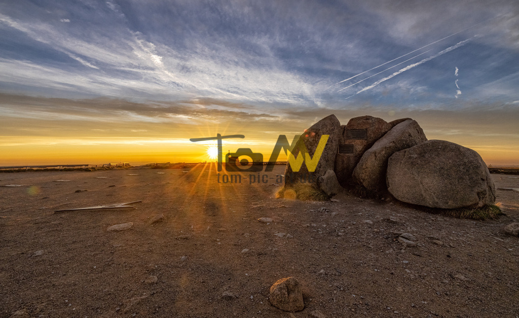 Sonnenaufgang auf dem Gipfelplateau des Brocken-------Harz | Ein sehr schöner Sonnenaufgang über dem Gipfel des Brocken im Harz. Eines der seltenen Nebelfreien Tage auf dem Brocken - Realisiert mit Pictrs.com