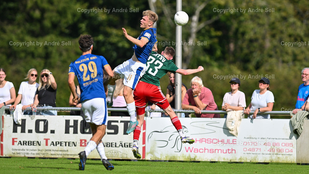 MTSV Hohenwestedt vs Holstein Kiel II | Felix Ploog (MTSV #33) vs Gustav Karimi (Holstein #29) &amp; Felix Boelter (Holstein #31) / Fußball-Oberliga Männer 2025/2026 / MTSV Hohenwestedt vs Holstein Kiel II / Sportplatz Wilhelmhöh / Hohenwestedt / 20.09.25 - Realisiert mit Pictrs.com