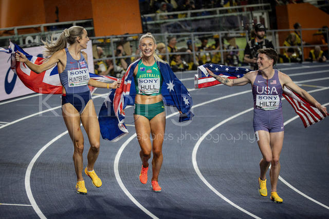 World Athletics Indoor Championships Kujawy Pomorze 26, 22.03.2026 | TORUN, POLAND - MARCH 22:  The 800m celebration with 1st Georgia HUNTER BELL (GBR), 2nd Jessica HULL (AUS), 3rd Nikki HILTZ (USA) during the World Athletics Indoor Championships Kujawy Pomorze 26 on day 3 / session 2 at Kujawsko-Pomorska Arena Torun on March 22, 2026 in Torun, Poland. 
