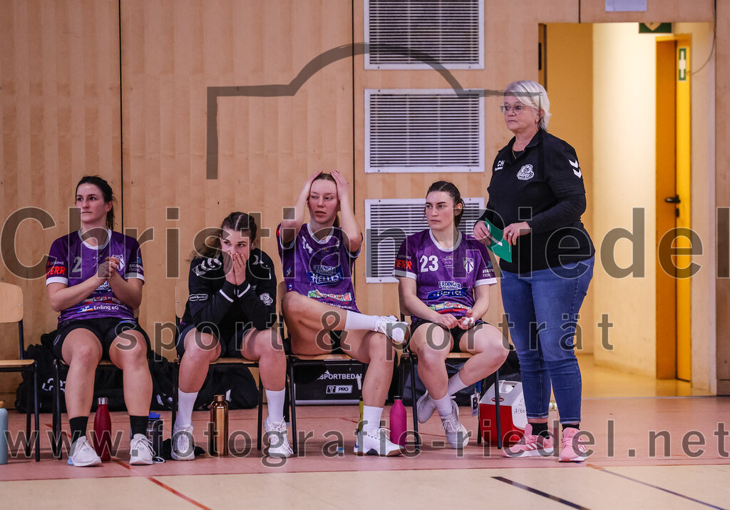 2024-12-14_082_SpVgg_Altenerding_gegen_SVA_Palzing | Erding, Deutschland, 14.12.2024:Handball, Bezirksoberliga Frauen Altbayern 2024 / 2024, 9. Spieltag, SpVgg Altenerding gegen SVA Palzing, Endergebnis: 20:30Janina Konrad (SpVgg Altenerding, #2), Sophie Lößl (SpVgg Altenerding, #14), Katharina Künstner (SpVgg Altenerding, #23), Trainer Christiane Kleine (SpVgg Altenerding)Foto: Christian Riedel / fotografie-riedel.net