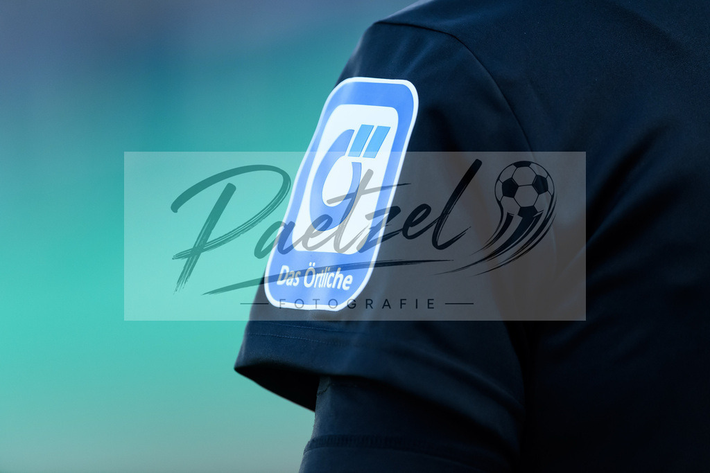 LOTKSC20210809_214 | Fussball, Herren: . Das Logo von "Das Oertliche" ist auf dem Schiedsrichter-Trikot beim Spiel der 1. Runde im DFB-Pokal zwischen SF Lotte und Karlsruher SC im Stadion am Lotter Kreuz am 09.08.2021 in Lotte, Deutschland.DFB / DFL REGULATIONS PROHIBIT ANY USE OF PHOTOGRAPHS AS IMAGE SEQUENCES AND/OR QUASI-VIDEO. - Realisiert mit Pictrs.com