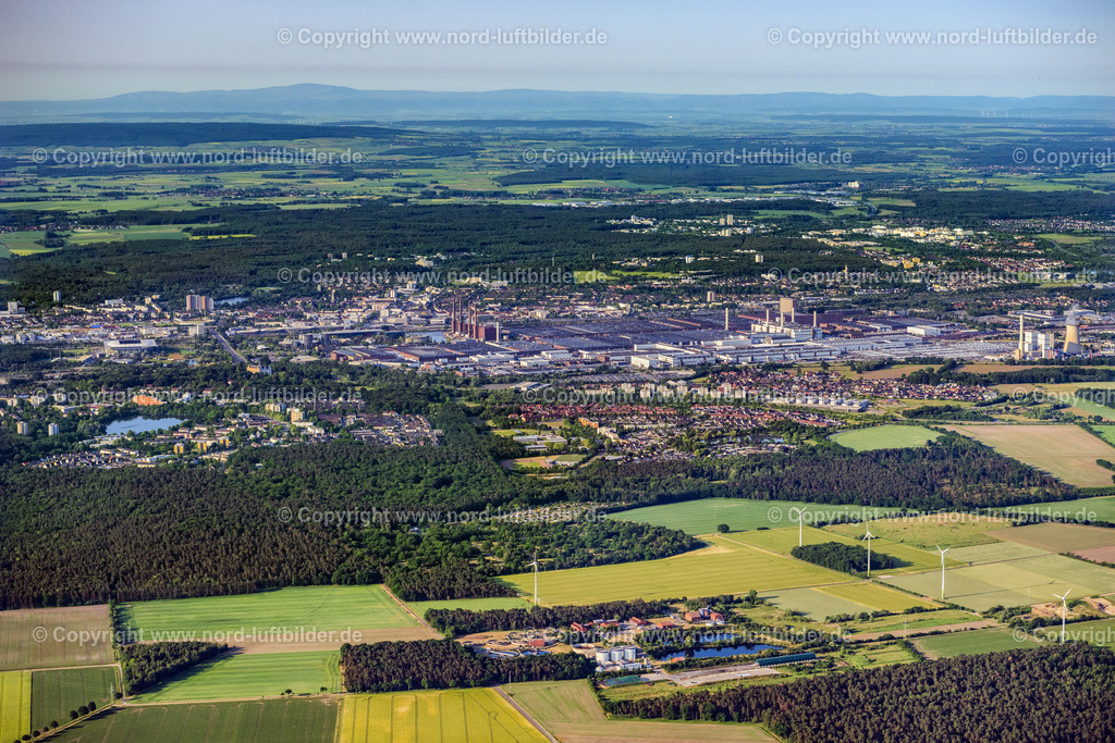 Wolfsburg_ELS_3566050623 | WOLFSBURG 05.06.2023 Stadtgebiet mit Außenbezirken und Innenstadtbereich in Wolfsburg im Bundesland Niedersachsen, Deutschland. // City area with outside districts and inner city area in Wolfsburg in the state Lower Saxony, Germany. Foto: Martin Elsen