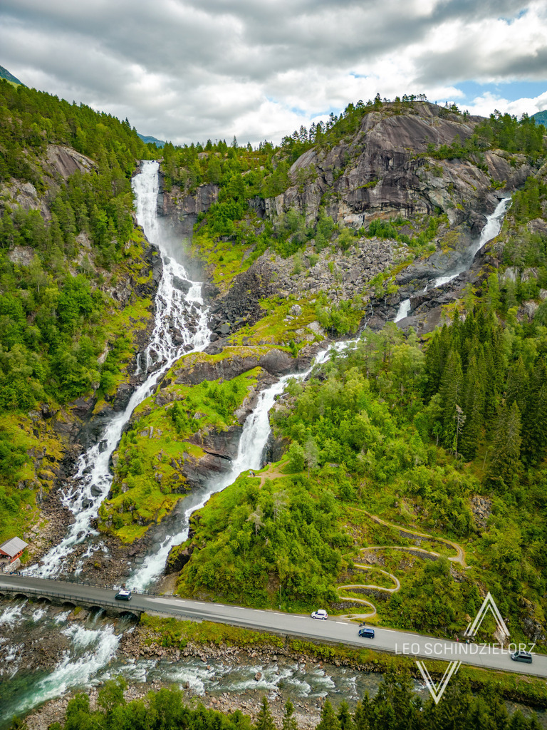 Fotografie_Leo_Schindzielorz_NO_Sommer_Fossen_20220810_DJI_0354_org | Atmosphärische Landschaftsbilder & Drohnenaufnahmen aus dem Allgäu, Tirol, Südtirol & der Schweiz – ideal für Leinwanddrucke & zur stilvollen Raumgestaltung. - Realisiert mit Pictrs.com