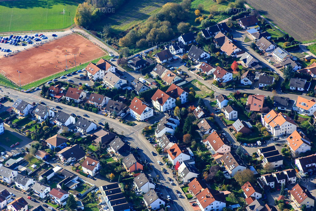 Luftbild: Fußballspiel des SV Hagenbach auf dem Hartplatz in Hagenbach im Bundesland Rheinland-Pfalz in Deutschland. Foto: IMG_075785.jpg vom 02.11.2014 durch Werner Riehm/FLY-FOTO.deWWW.SV-HAGENBACH.DE