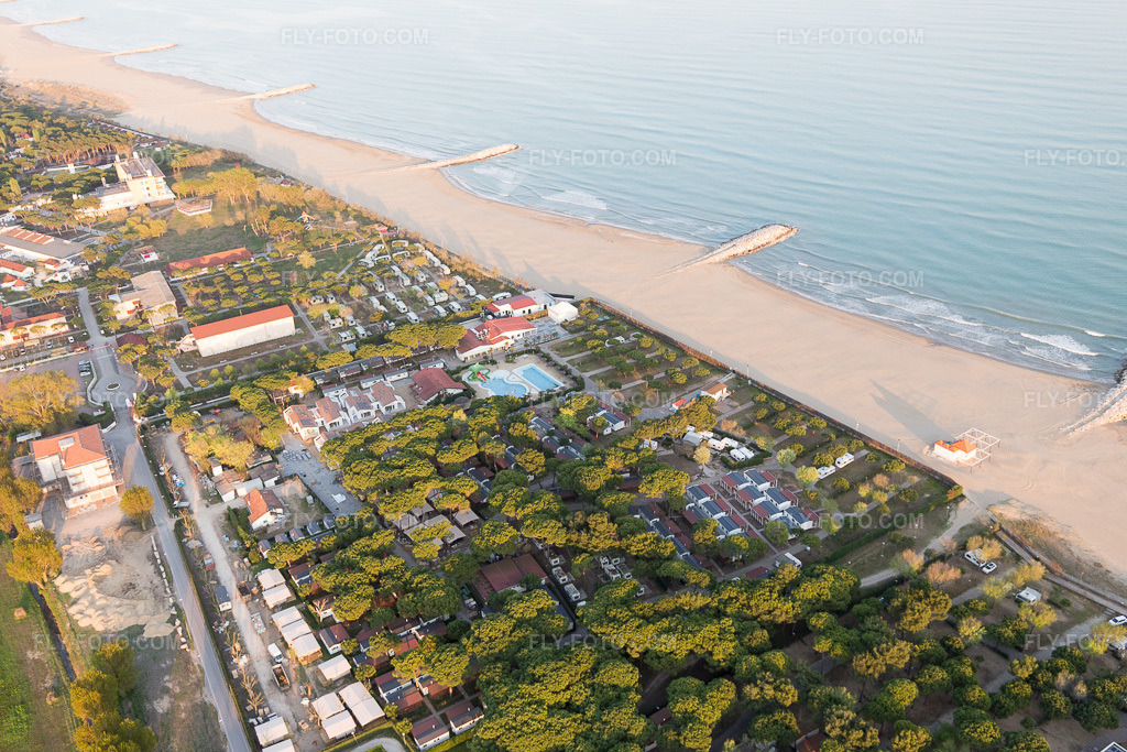 Aerial view: View of the town in Ca' Crepaldo in the state Veneto, Italy. – Photo: IMG_098301.jpg taken on 04/03/2017 by Werner Riehm/FLY-FOTO.com – Resolution of the original: 5472 x 3648 px