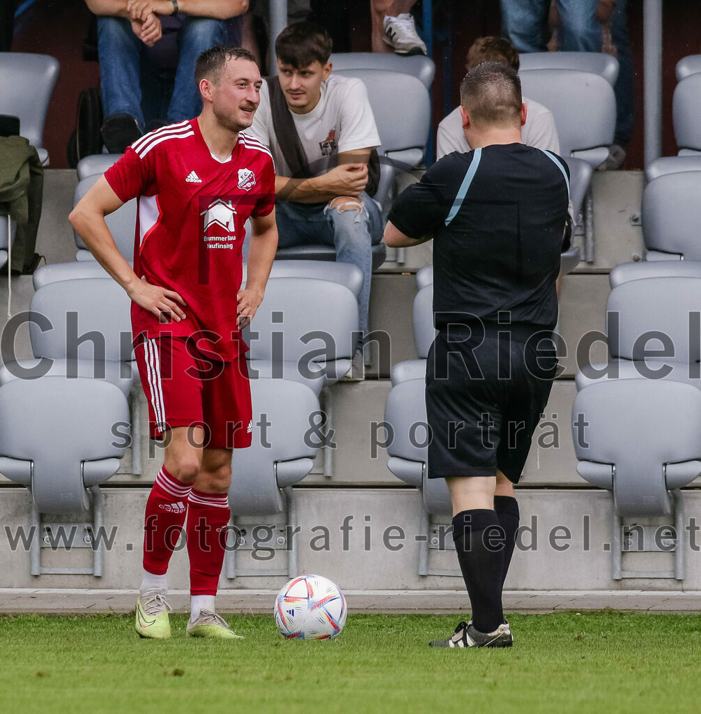 2023-07-29_102_FC_Finsing_gegen_SC_Kirchasch | Finsing, Deutschland, 29.07.2023:
Fußball, Kreisliga 2023 / 2024, 1. Spieltag, FC Finsing gegen SC Kirchasch, Endergebnis: 0:2

Kilian Schmitt (FC Finsing, #8), Schiedsrichter Gerhard Ferlisch

Foto: Christian Riedel / fotografie-riedel.net