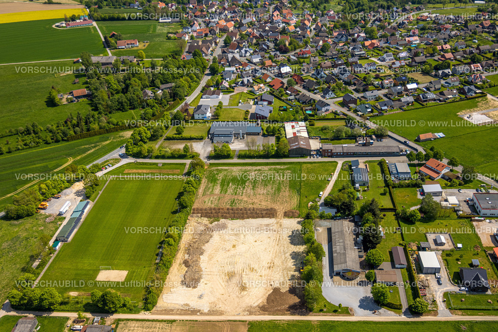 Marsberg240504322Essentho | Luftbild, Wohngebiet und Brachfläche zwischen Auf der Walme und Am Bruch, hinten die Schützenhalle St. Antonius, Essentho, Marsberg, Sauerland, Nordrhein-Westfalen, Deutschland