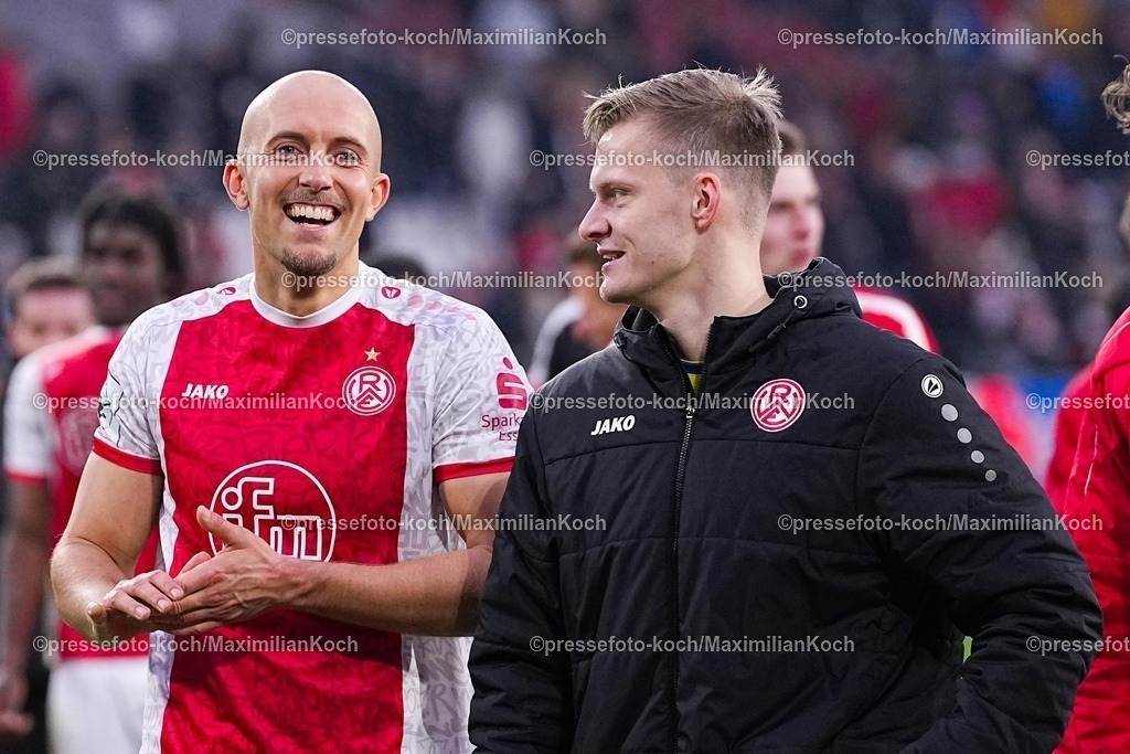 xYDRx20122501104 | 20.12.2025, xydrx, Fußball, 3.Liga, Rot-Weiss Essen - SSV Ulm 1846, Saison 2025 2026, Stadion an der Hafenstraße: Tobias Kraulich (Rot-Weiss Essen #33) und Jakob Golz (Rot-Weiss Essen #1) und Lucas Brumme (Rot-Weiss Essen #14) freuen sich über den 3:2 Sieg    DFB regulations prohibit any use of photographs as image sequences and or quasi-video.Photo: xYannisxDreimannxPressefotoKochx