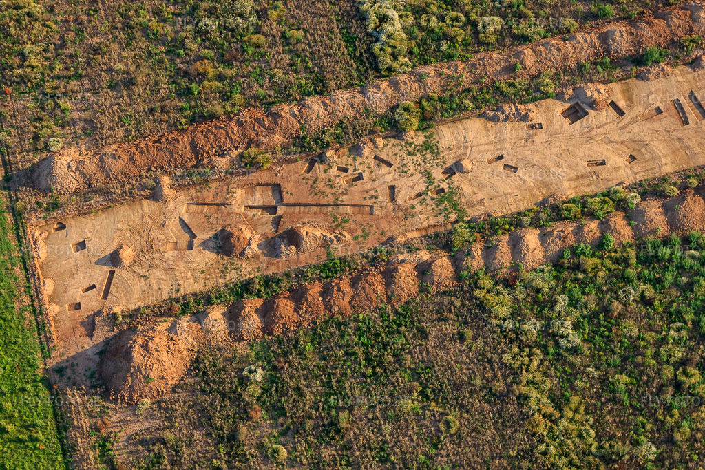 Luftbild: Archäologische Grabung am neuen Gewerbepark W II in Herxheim bei Landau im Bundesland Rheinland-Pfalz in Deutschland. Foto: IMG_70215.jpg vom 19.07.2014 durch Werner Riehm/FLY-FOTO.de