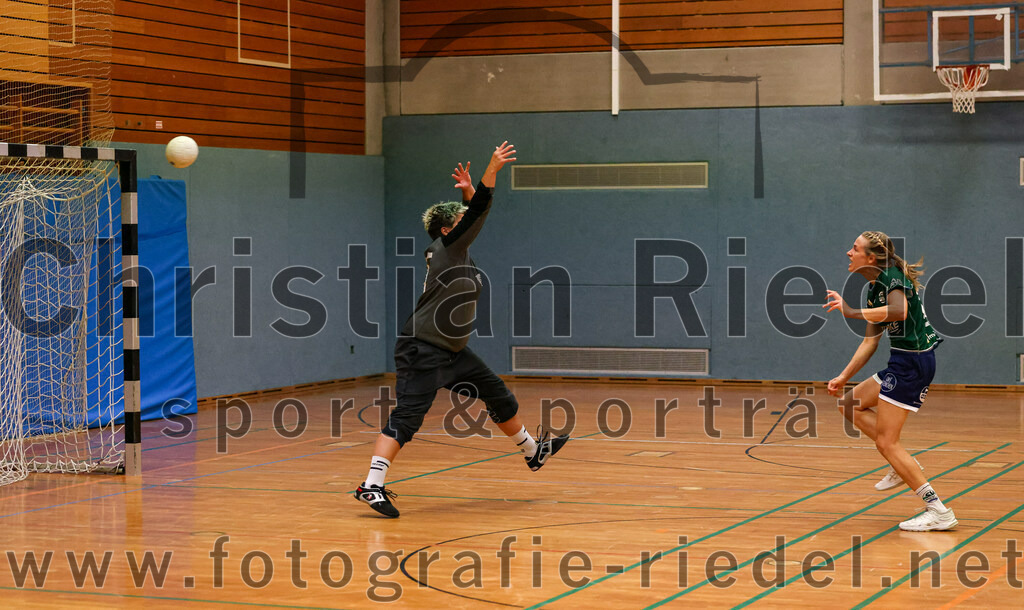 2023-09-16_105_TSV_Vaterstetten_gegen_SV_Muenchen_Laim | Baldham, Deutschland, 16.09.2023:
Handball, Bayernliga Frauen Staffel Süd 2023 / 2024, 1. Spieltag, TSV Vaterstetten gegen SV München Laim, Endergebnis: 23:34

Torfrau Maria Obermeier (TSV Vaterstetten, #23), Ronja Flemming (SV München Laim, #13)

Foto: Christian Riedel / fotografie-riedel.net