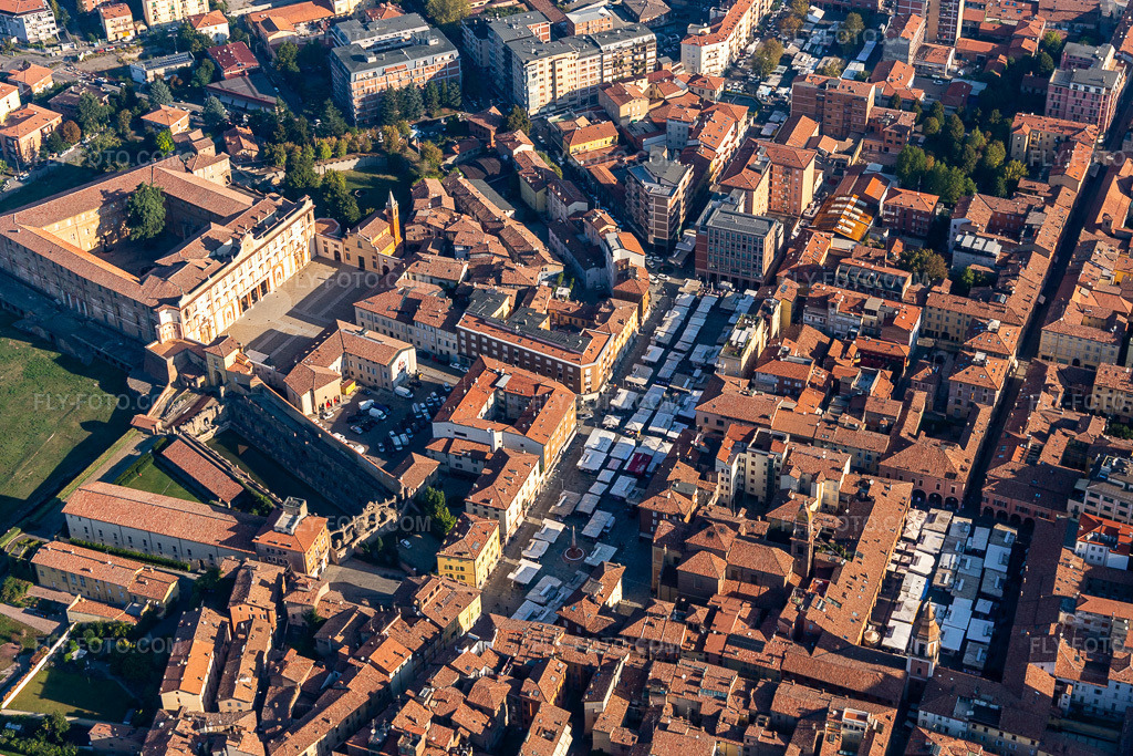 Aerial view: Market stalls at the Palazzo Ducale in Sassuolo in the state Modena, Italy.Photo: IMG_134947.jpg taken on 09/20/2022 by Werner Riehm/FLY-FOTO.comResolution of the original: 4581 x 3054 pxWWW.COMUNE.SASSUOLO.MO.IT