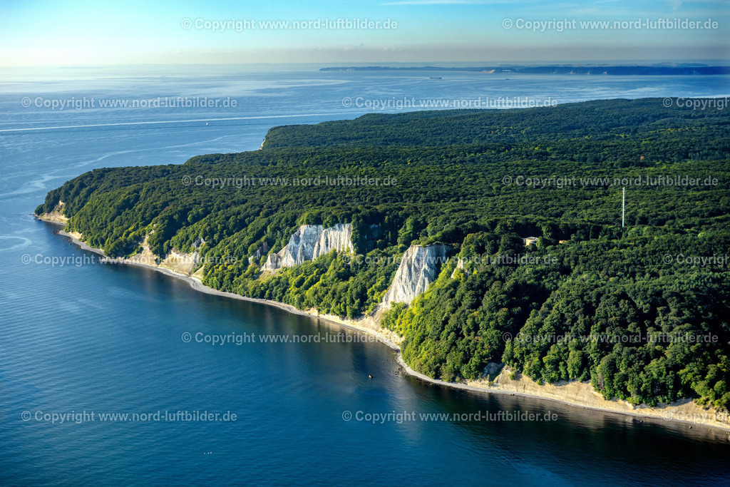Kreidefelsen_Königsstuhl_Rügen_Els_6959100822 | STUBBENKAMMER 10.08.2022 Bewaldete Kreidefelsen - und Steilküsten- Landschaft im Nationalpark Jasmund an der Steilküste an der Ostsee in Stubbenkammer auf der Insel Rügen im Bundesland Mecklenburg-Vorpommern, Deutschland. // Wooded chalk cliffs and cliff landscape in the Jasmund National Park on the cliffs on the Baltic Sea in Stubbenkammer on the island of Ruegen in the state Mecklenburg-West Pomerania, Germany. Foto: Martin Elsen