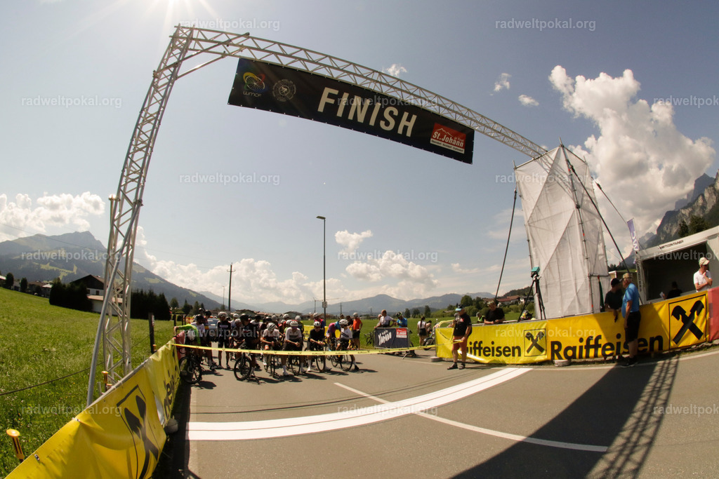 520_20230817_Bewerb_Maenner_Muehlanger | AUT - OESTERREICH, 2023-08-16: SPORT RENNRAD-FAHREN - 55. INTERNATIONALER RADWELTPOKAL IN ST. JOHANN IN TIROL  - Vintage-Radrennen mit WM-Bronze-Medaillen-Siegerin Christina Schweinberger, den Teilnehmer und Alexander Baumann (vom Orginastions-Team) - TAG 2 BEWERB MAENNER IN SECHS GRUPPEN  ; Foto: Roland Muehlanger