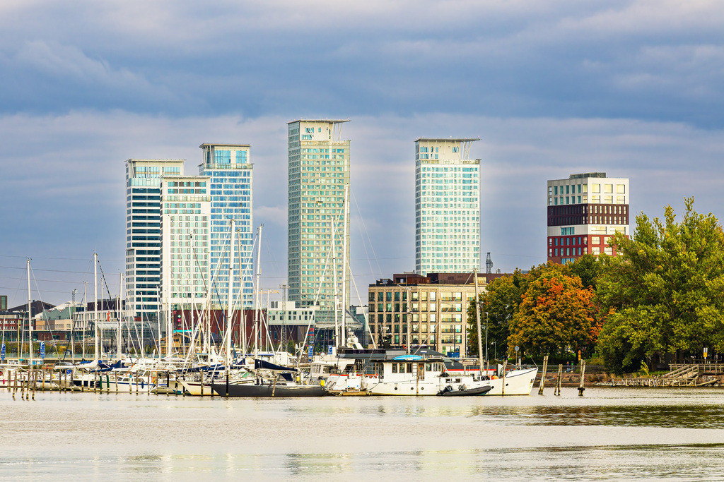 Segelschiffe und historische Gebäude in Helsinki, Finnland | Segelschiffe und moderne Gebäude in Helsinki, Finnland.