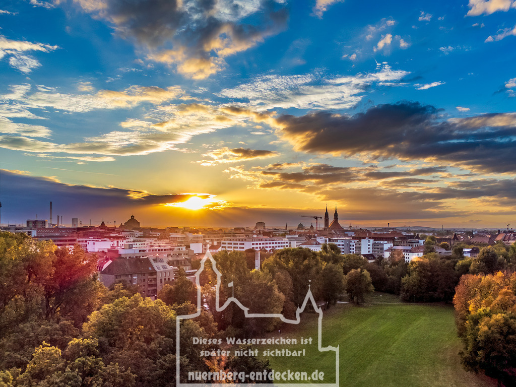 Titelbild des Nürnberger Fotokalender für das Jahr 2024 | Blick von der Wöhrder Wise in Nürnberg in Richtung Altstadt. Im Hintergrund ist das Opernhaus und sogar der Quelleturm zu erkennen. In der Mitte wird die Lorenzkirche vom Sonnenuntergang angestrahlt. - Realisiert mit Pictrs.com