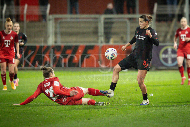Frauen Fußball-Bundesliga; Bayer 04 Leverkusen - 1. FC Köln, 13.02.2026 | Carlotta Wamser (Bayer 04 Leverkusen, 37), Sylwia Matysik (1. FC Köln, 20) ; Bayer 04 Leverkusen - 1. FC Köln an Spieltag 18 der Google Pixel Frauen-Bundesliga am 13.02.2026 im Ulrich-Haberland-Stadion in Leverkusen (Nordrhein-Westfalen). DFL REGULATIONS PROHIBIT ANY USE OF PHOTOGRAPHS AS IMAGE SEQUENCES AND/OR QUASI-VIDEO.