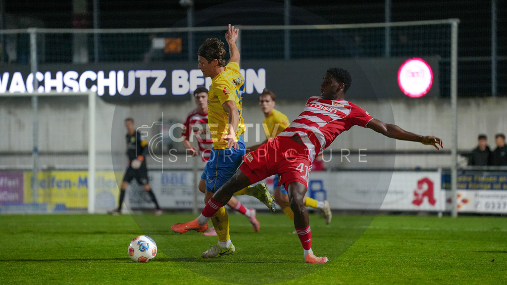 Fußball, Herren, Saison 2025/2026, Testspiel, Freundschaftsspiel, FSV 63 Luckenwalde vs. 1.FC Union Berlin, Mittwoch 08.10.2025, Werner-Seelenbinder-Stadion Luckenwalde, | Fußball, Herren, Saison 2025/2026, Testspiel, Freundschaftsspiel, FSV 63 Luckenwalde vs. 1.FC Union Berlin, Mittwoch 08.10.2025, Werner-Seelenbinder-Stadion Luckenwalde, Im Bild: Phillip König (l. Luckenwalde) und Oluwaseun Ogbemudia (r. Union) - Realisiert mit Pictrs.com