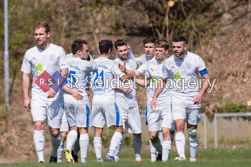 Fußball, Saison 2021/22, Oberliga Abstiegsrunde, Lohbrügge - Süderelbe, Binnenfeldredder (Hamburg), 18.04.2022, 12. Spieltag | Süderelbe Spieler jubeln über das 1:0