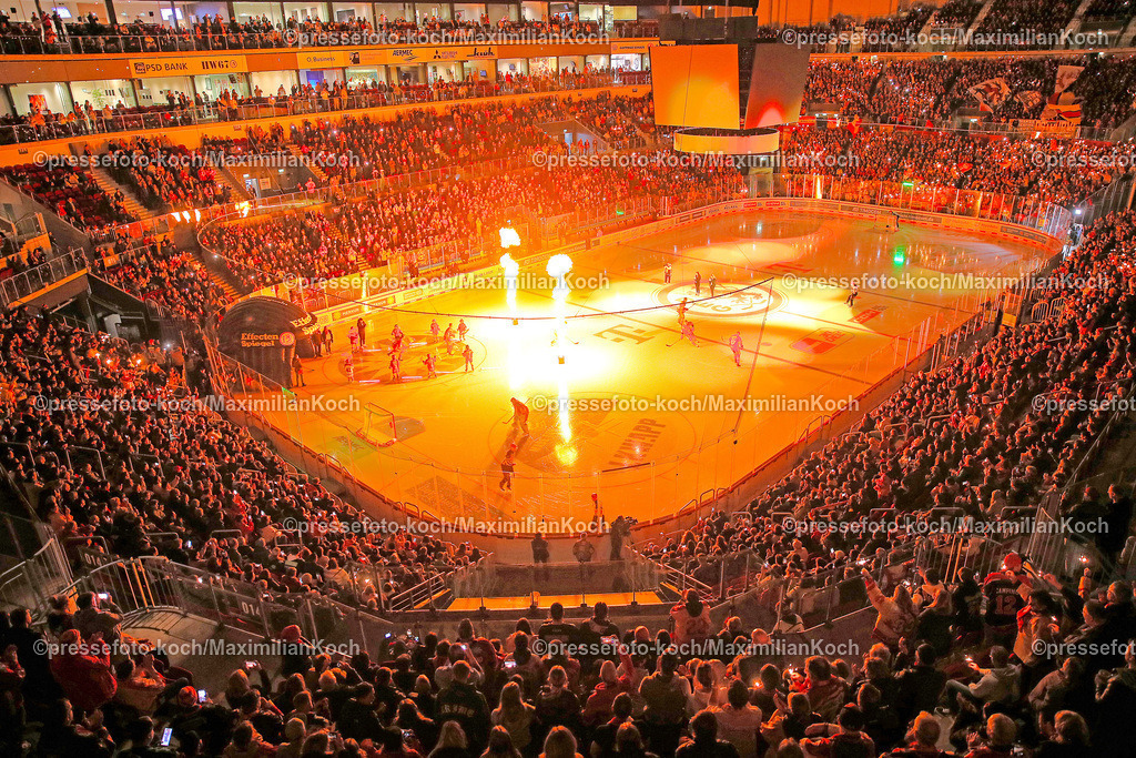 DueDEL25022401072 | 25.02.2024, Düsseldorf, Eishockey, Penny DEL, 49. Spieltag, PSD-BANK Dome, Düsseldorfer EG - Kölner Haie: Übersichtsbild Eishockeyfeld Zuschauer Besucher Feature Symbolbild