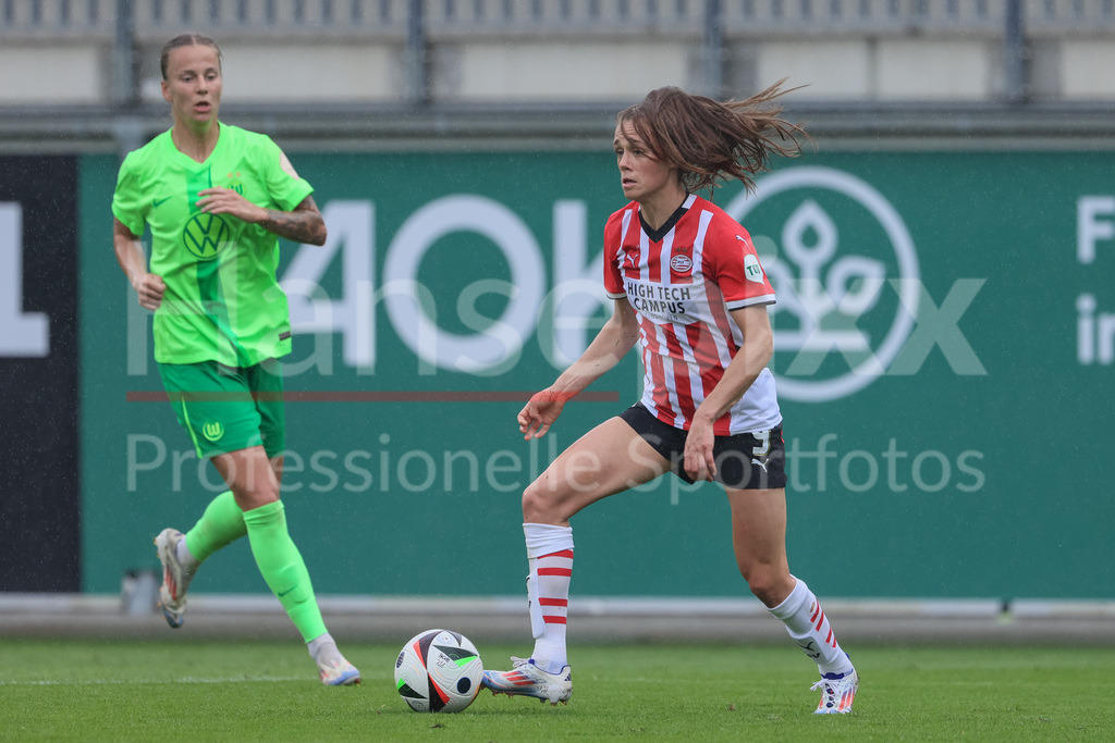 Fussball, Testspiel Frauen, VfL Wolfsburg - PSV Eindhoven | v.li.: Joelle Smits (PSV Eindhoven, 9) am Ball, Einzelbild, Ganzkörper, Aktion, Action, Spielszene