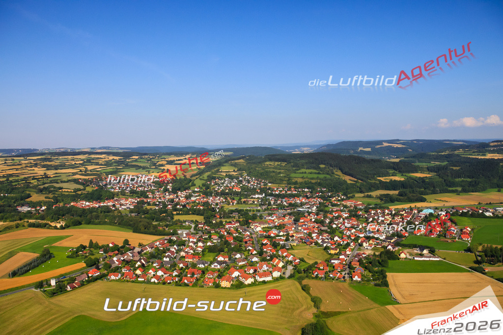 Die Luftaufnahme der Stadt Marktrodach wurde vom UL-Flugzeug heraus erstellt ( keine Drohne )- hohe Auflösung für beste Qualität