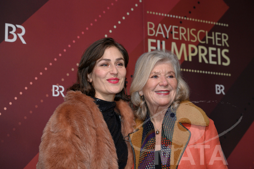 _DWI4900 | Florentina Taut und Jutta Speidel bei der Verleihung des 47. Bayerischen Filmpreises 2026  im Prinzregententheater. München, Deutschland. Der Bayerische Filmpreis wird seit 1979 von der Bayerischen Staatsregierung verliehen, um die Bedeutung des Kinofilms als Kulturgut herauszustellen - Realisiert mit Pictrs.com
