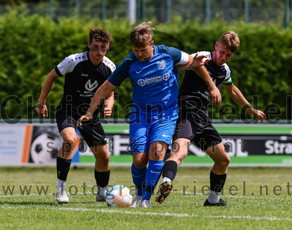 2023-07-22_050_FC_Langengeisling_gegen_VfB_Eichstaett_II | Erding, Deutschland, 22.07.2023:
Fußball, Bezirksliga Oberbayern Ost 2023 / 2024, Testspiel, FC Langengeisling gegen VfB Eichstätt II, Endergebnis: 3:2

Hannes Dornauer (FC Langengeisling, #33), Niklas Walter (VFB Eichstätt, #10)

Foto: Christian Riedel / fotografie-riedel.net