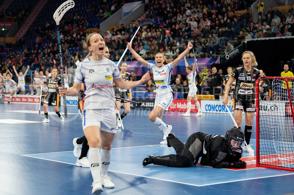 Piranha Chur vs Kloten-Dietlikon Jets - 23. April 2022 | Piranha Chur vs Kloten-Dietlikon Jets
Stimo Arena, Kloten
#56 Philippa Blom (Kloten-Dietlikon Jets) jubelt über das 0:4 durch #8 Brigitte Mischler (Kloten-Dietlikon Jets).
Bild: Sportfotografie Markus Aeschimann | www.markus-aeschimann.ch - Realisiert mit Pictrs.com