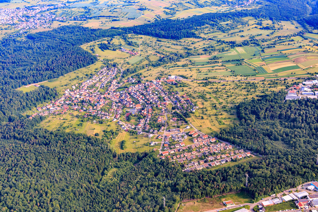 Luftbild: Ortsansicht von Süden im Ortsteil Arnbach in Neuenbürg im Bundesland Baden-Württemberg in Deutschland. – Foto: IMG_079862.jpg vom 31.05.2015 durch Werner Riehm/FLY-FOTO.de – Auflösung des Originals: 5472 x 3648 px