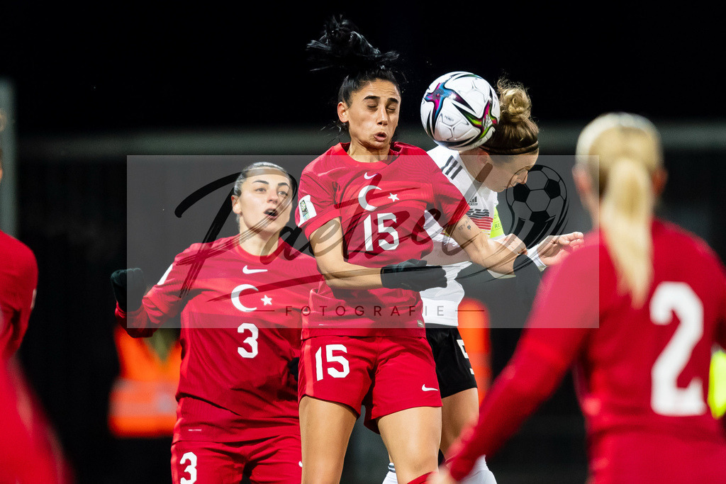 GERTUR20211126_021 | Fussball, Frauen: Didem Karagenc (Turkey), Kezban Tag (Turkey) und Svenja Huth (Germany) im Zweikampf bei dem Spiel der WM-Qualifikation zwischen Deutschland und Tuerkei im Eintracht-Stadion am 26.11.2021 in Braunschweig, Deutschland. - Realisiert mit Pictrs.com
