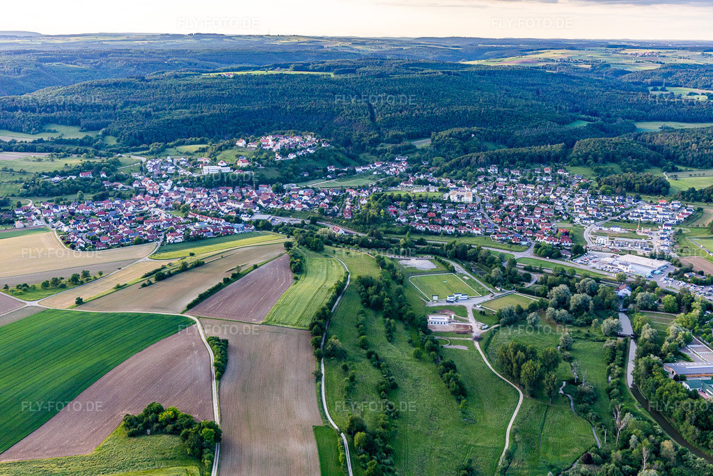 Luftbild:  in Aach im Bundesland Baden-Württemberg in Deutschland. Foto: IMG_131844.jpg vom 25.05.2022 durch Werner Riehm/FLY-FOTO.deErleben Sie die idyllische Stadt Aach im Hegau | Stadt Aach