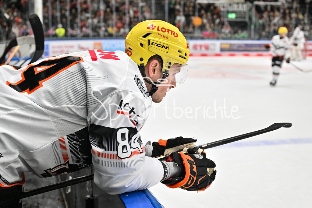 Augsburger Panther - Löwen Frankfurt  | im Bild Chris WILKIE (Loewen Frankfurt 84) / Freisteller / Einzelfoto / DEL: Augsburger Panther - Loewen Frankfurt, Curt Frenzel Stadion am 12.01.2025
