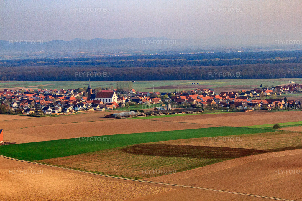 Vue aérienne: Rue Principale depuis le sud-est à Schleithal dans le département Bas Rhin, France – .Photo: IMG_63633.jpg prise le 30/03/2014 par Werner Riehm/FLY-FOTO.eu – Résolution de l'original: 4752 x 3168 px