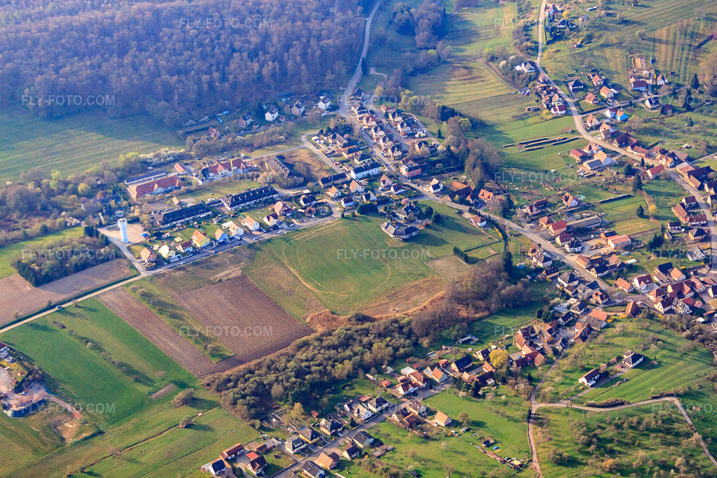 Aerial view: Rue des Cerfs in Langensoultzbach in the state Bas-Rhin, France. – Photo: IMG_63694.jpg taken on 03/30/2014 by Werner Riehm/FLY-FOTO.com – Resolution of the original: 4752 x 3168 px