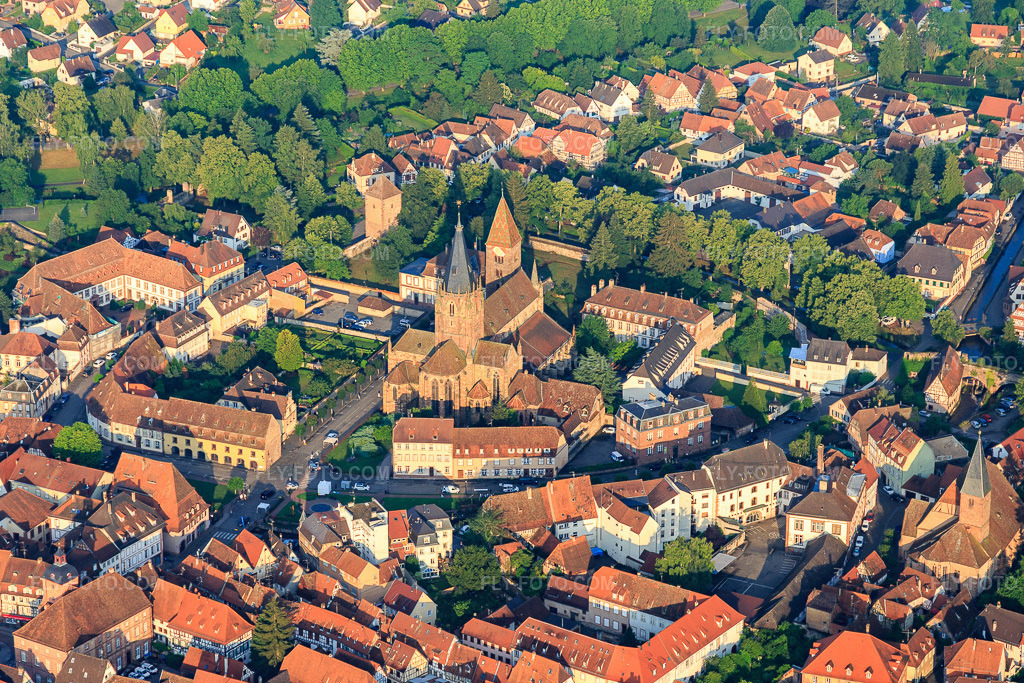 Aerial view: Abbatiale Saint Pierre et Paul from the northeast in Wissembourg in the state Bas-Rhin, France.Photo: IMG_107850.jpg taken on 06/10/2018 by Werner Riehm/FLY-FOTO.comResolution of the original: 5309 x 3539 pxParoisse de Wissembourg