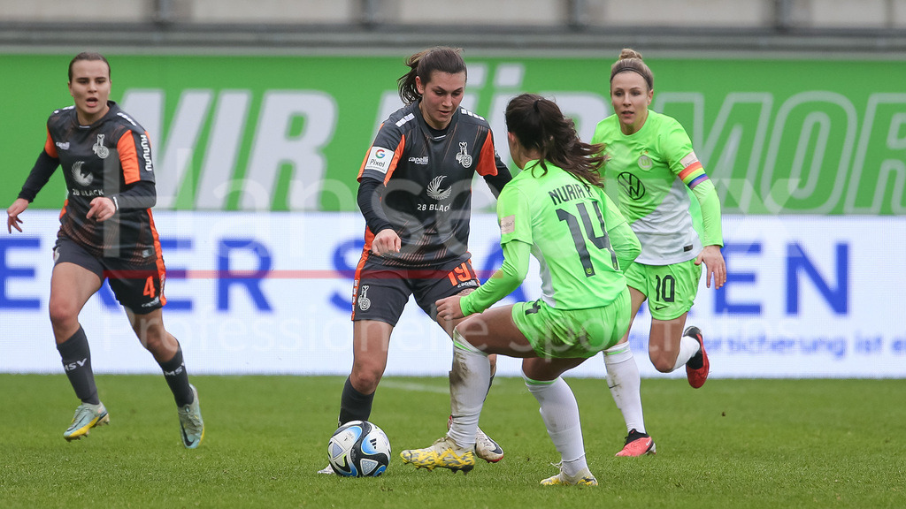 Fussball, Google Pixel Frauen-Bundesliga, VfL Wolfsburg - MSV Duisburg | v.li.: Antonia Halverkamps (MSV Duisburg, 19) und Nuria Rabano Blanco (VfL Wolfsburg, 14) im Zweikampf, Duell, Dynamik, Aktion, Action, Spielszene, DIE DFB-RICHTLINIEN UNTERSAGEN JEGLICHE NUTZUNG VON FOTOS ALS SEQUENZBILDER UND/ODER VIDEOÄHNLICHE FOTOSTRECKEN. DFB REGULATIONS PROHIBIT ANY USE OF PHOTOGRAPHS AS IMAGE SEQUENCES AND/OR QUASI-VIDEO.