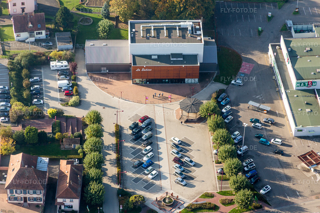 Luftbild: Veranstaltungshalle Relais Culturel La Saline in Soultz-sous-Forêts im Bundesland Bas-Rhin in Frankreich.Foto: IMG_075552.jpg vom 01.11.2014 durch Werner Riehm/FLY-FOTO.deAuflösung des Originals: 5226 x 3484 pxLa Saline - Relais Culturel à Soultz-sous-Forêts