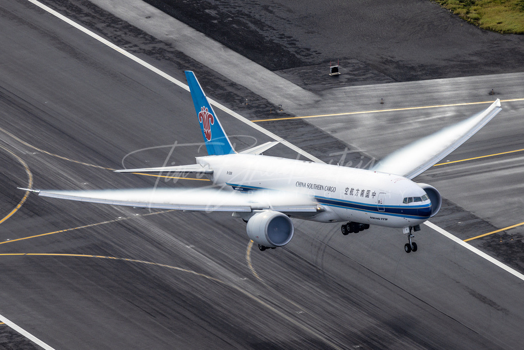 007 | Buy high-quality aviation and travel photography prints by professional photographer Timo Breidenstein. Authentic images, professionally printed, worldwide shipping. - Realisiert mit Pictrs.com